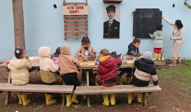 Okulun atıl bahçesini açık hava sınıfına dönüştürüp çocuklara doğayı sevdirdi