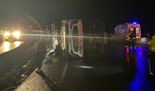 Osmaniye'de devrilen yolcu otobüsündeki 3 kişi yaralandı