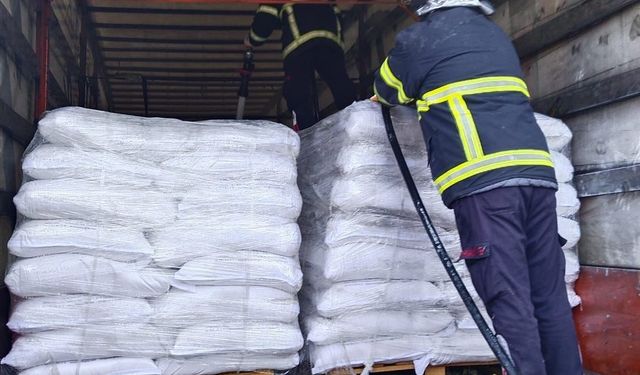 Osmaniye’de seyir halindeki soya yüklü tırda yangın çıktı