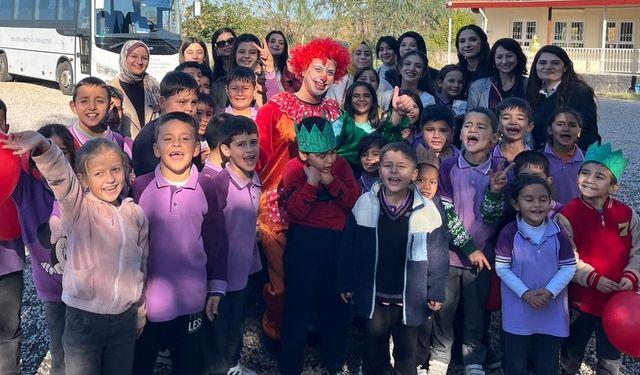 Osmaniye'de üniversite öğrencileri köy okulunda şenlik düzenledi