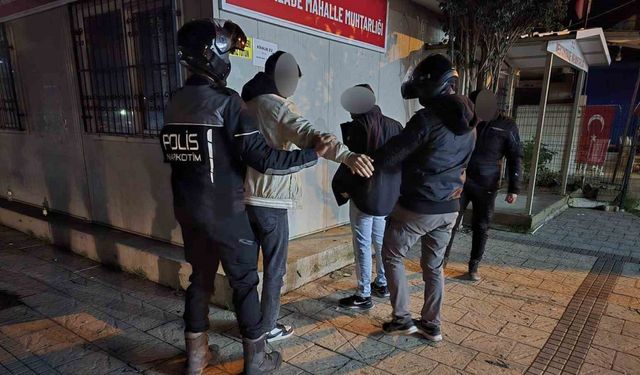 Parklarda, sokaklarda uyuşturucu içen 12 kişi suçüstü yakalandı