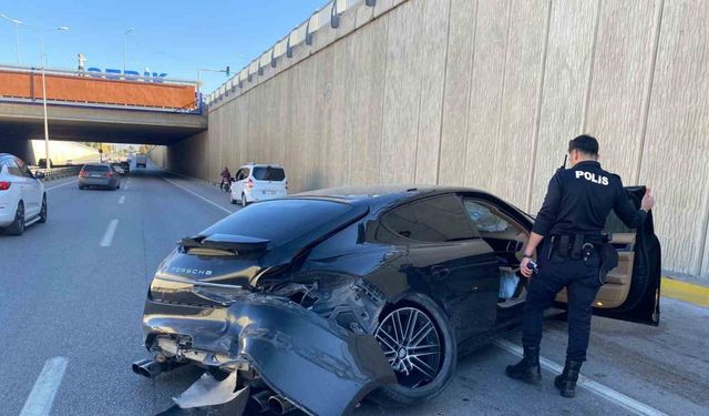 Porsche otomobil önce bir araca sonra alt geçit duvarına çarptı: 1 yaralı