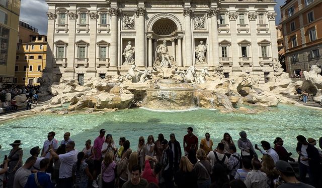 Roma'daki tarihi Trevi Çeşmesi'ne biletli giriş sistemi getirilmesi yeniden gündemde