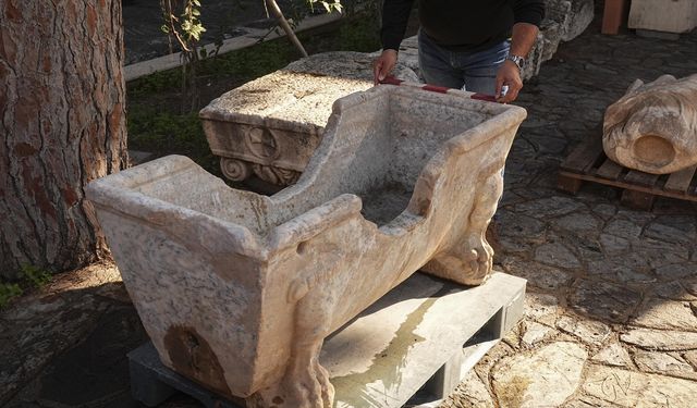 Romalı seçkinlerin kullandığı mermer küvet çeşme yalağına çevrilmiş