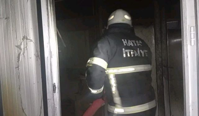 Samandağ’da yanan konteyner kullanılamaz hale geldi