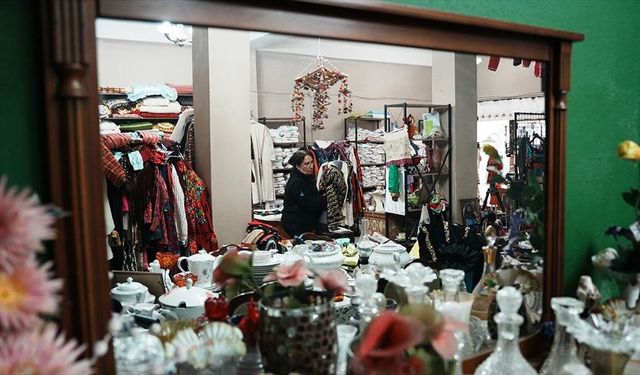 Sandıklardan çıkan asırlık çeyizler ikinci el dükkanında alıcı buluyor