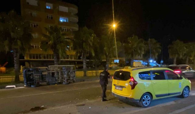 Serik’te ticari taksi ile kamyonet çarpıştı: 2 yaralı