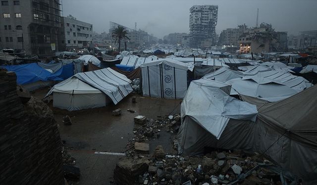 Şiddetli yağmur Gazze'de Şifa Hastanesini ve binlerce çadırı sular altında bıraktı