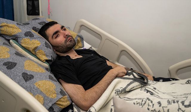 Trafik kazasında yatağa bağımlı hale gelen genç için tedavi umudu sürüyor
