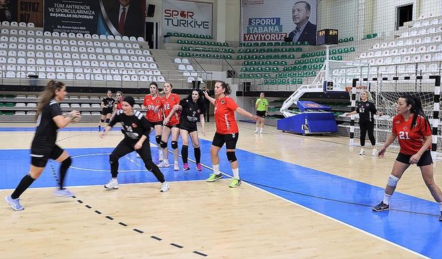 Veteran kadın hentbolcular, hemcinslerine örnek olmak için sahada ter döküyor