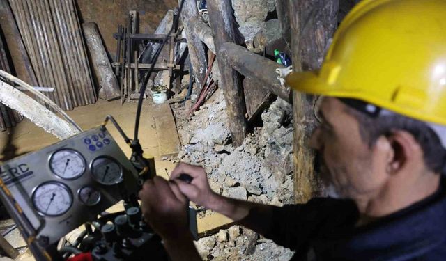 Yerin 700 metre altında zorlu mücadele: Karanlıklar içinde hem kendilerinin hem de ülkenin geleceği için mesai yapıyorlar