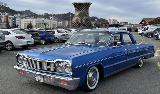 1964 model klasik otomobil Rize sokaklarında ilgi görüyor