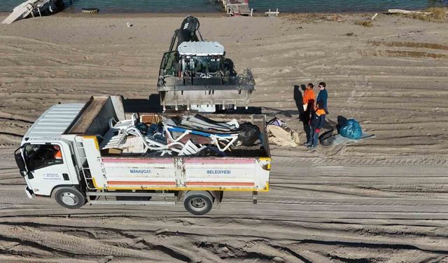 5 saatte sahilden 52 torba çöp topladılar