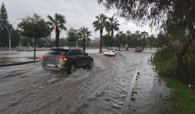 Adana ve Mersin'de kuvvetli yağış hayatı olumsuz etkiledi