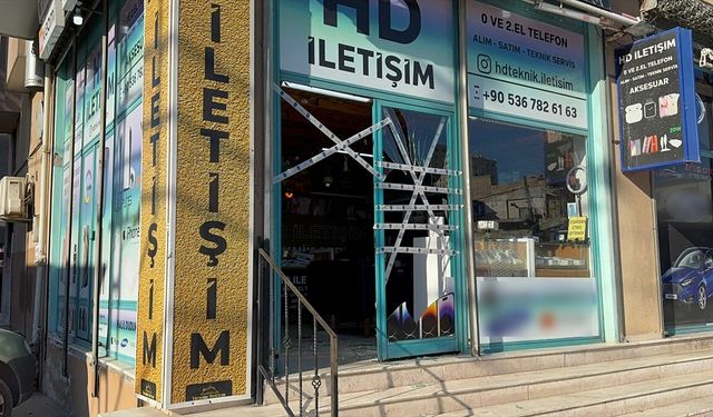 Adana'da 2 zanlının mağazadan cep telefonu ve aksesuar çalması güvenlik kamerasında