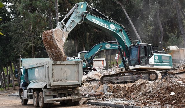 Adana'da göl kıyısındaki kaçak yapıların yıkımı sürüyor