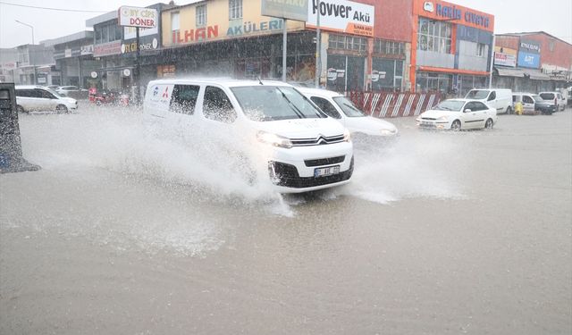Adana'da kuvvetli yağış hayatı olumsuz etkiledi