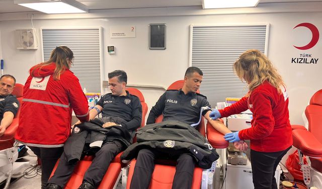 Adana'da polisten Türk Kızılaya kan bağışı desteği