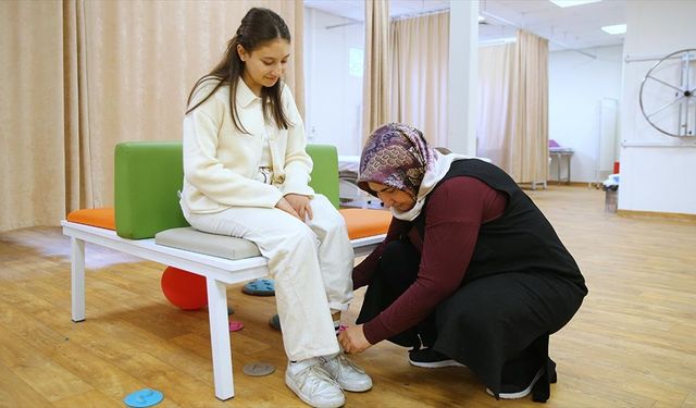 Ailesini kaybettiği enkazdan 160. saatte kurtarılan Aysima protezle yürümeye başladı