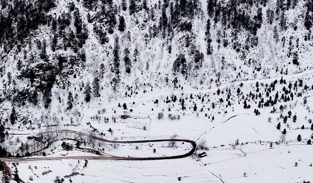 Aladağlar'da oluşan kar güzelliği dronla görüntülendi