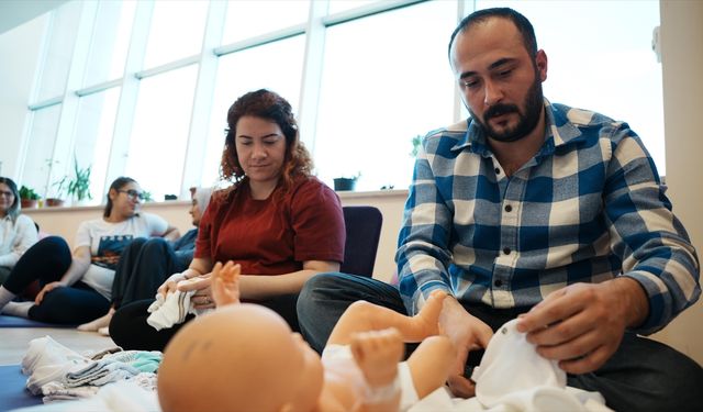Anne ve baba adayları doğuma gebe okulunda hazırlanıyor