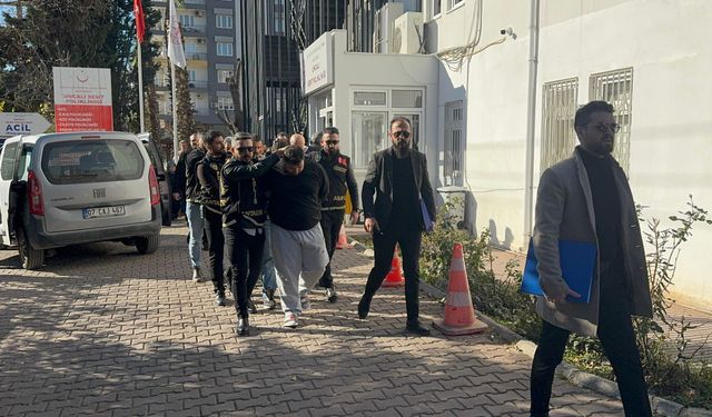 Antalya'da ağabeyini öldürüp yengesini yaralayan zanlı ve 6 aile üyesi adliyeye sevk edildi