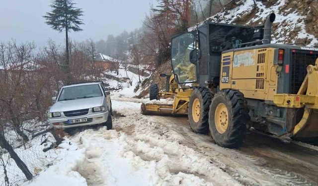 Antalya'da karla mücadele: Yüksek kesimlerde mahsur kalan araçlar kurtarıldı
