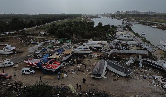Antalya'nın Aksu ilçesinde çıkan hortumda bir kişi yaralandı, tekneler zarar gördü