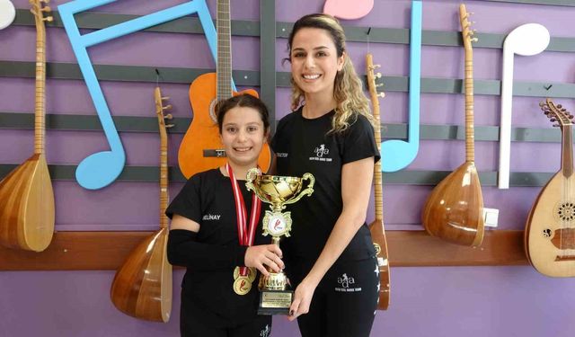 Beş yaşında başladığı 'salsa' yolculuğunda dört Türkiye birinciliği kazanan minik sporcunun yeni hedefi dünya şampiyonluğu