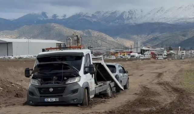 Bir çekiciyi kurtarmaya giden iki çekici de çamura saplandı