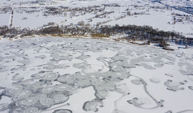 Bolu'da Yeniçağa Gölü'nün yüzeyi buz tuttu