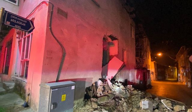 Bucak'ta iki katlı boş evin duvarı çöktü