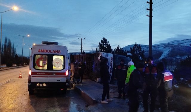 Burdur'da yolcu otobüsünün devrilmesi sonucu 12 kişi yaralandı