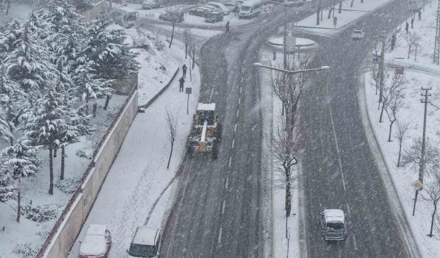 Büyükşehir'den kar yağışı sonrası arterlere anında müdahale