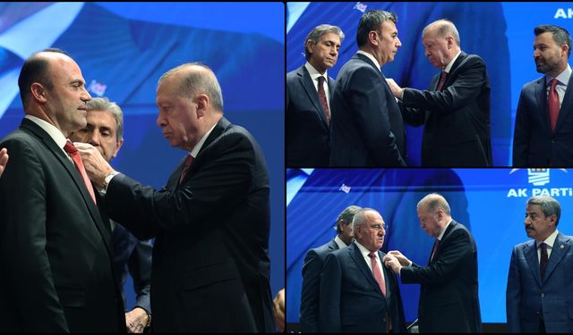 Cumhurbaşkanı Erdoğan, AK Parti'ye katılan belediye başkanlarına rozetlerini taktı