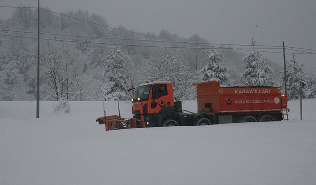 D-100 kara yolunun Bolu Dağı geçişinde kar etkili oluyor