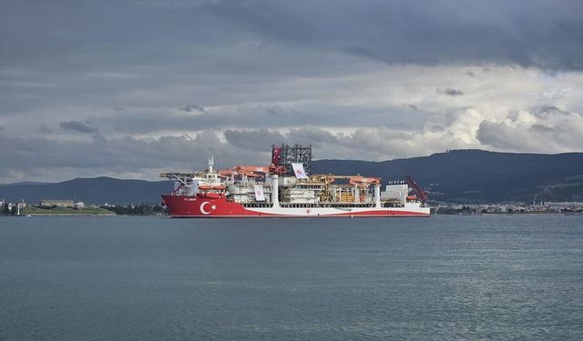 Derin deniz sondaj gemisi 'Yıldırım' Çanakkale Boğazı'ndan geçti