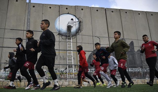 Filistinliler, Batı Şeria'daki Ayida Mülteci Kampı'nda bulunan stadyumun yıkım tehdidine sanatla direniyor