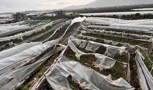 Finike'de hortumun verdiği hasar gündüz ortaya çıktı