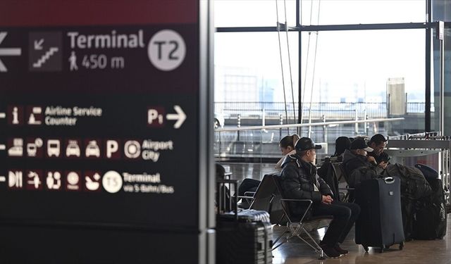 Frankfurt Havalimanı'nda zorlu kış şartları nedeniyle uçuşlarda iptal ve gecikme yaşanıyor