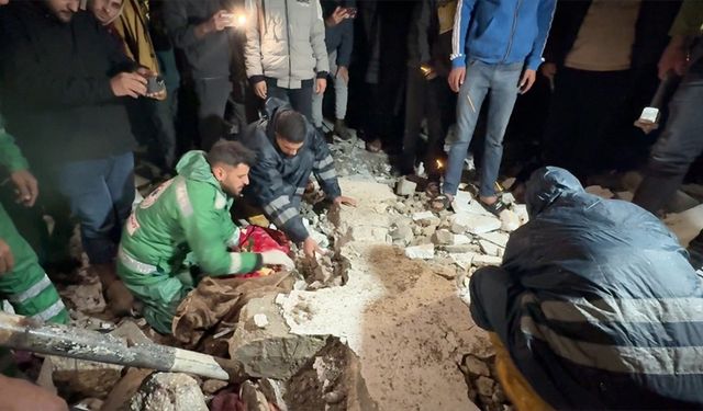 Gazze'de İsrail saldırısında hasar gören binalar çöktü, 4 kişi hayatını kaybetti