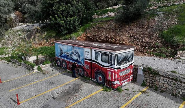'Grafiti' sanatçısı Axel Mengü, turistik ilçeye renk katıyor