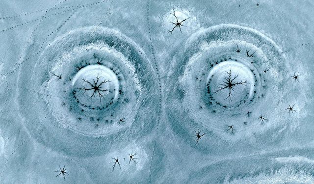 Gümüşören Barajı'nda soğuğun etkisiyle oluşan ve göz bebeklerine benzeyen buz oluşumları görüntülendi