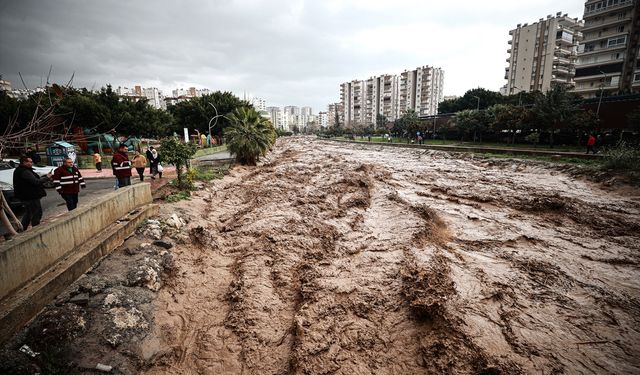 GÜNCELLEME 2 - Mersin'de kuvvetli yağış hayatı olumsuz etkiliyor