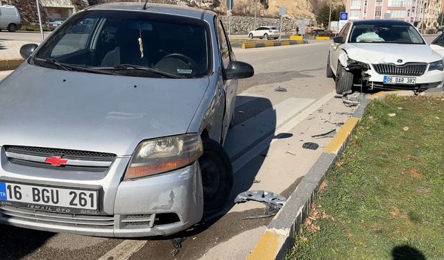 Isparta'da iki otomobilin çarpışması sonucu 3 kişi yaralandı
