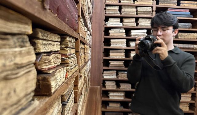 İzmir'de lise öğrencileri tarihi Necip Paşa Kütüphanesi'nin tanıtımı için belgesel çekti