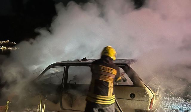 Kadirli ilçesinde seyir halindeki otomobilde çıkan yangın söndürüldü