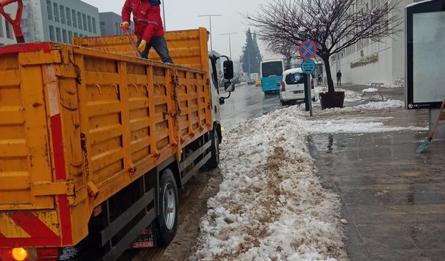 Kahramanmaraş'ta karla mücadele sürüyor