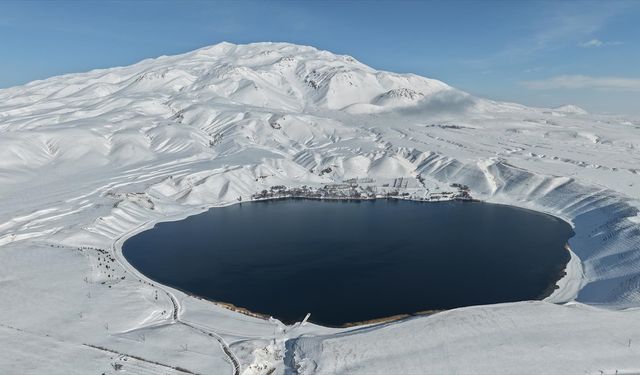 Karla kaplı Süphan Dağı ve Aygır Gölü'nün çevresi dronla görüntülendi
