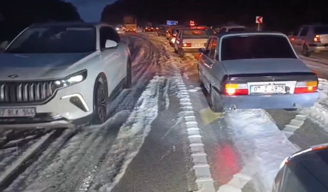 Kaş-Demre kara yolunda dolu ulaşımı aksattı